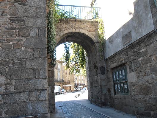 Compostela_Arco_Mazarelos.jpg
